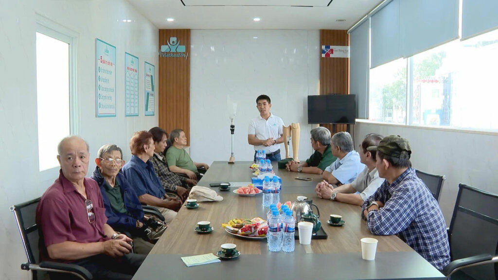 Đại diện phòng khám Viethealth cùng các thương binh, bệnh binh tham dự buổi thăm khám và tư vấn lắp đặt dụng cụ chỉnh hình theo chính sách đặc thù của TP HCM trong ngày đầu triển khai chương trình.