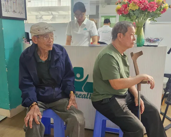 Ông Kiều (bên trái) chờ đến lượt thăm khám