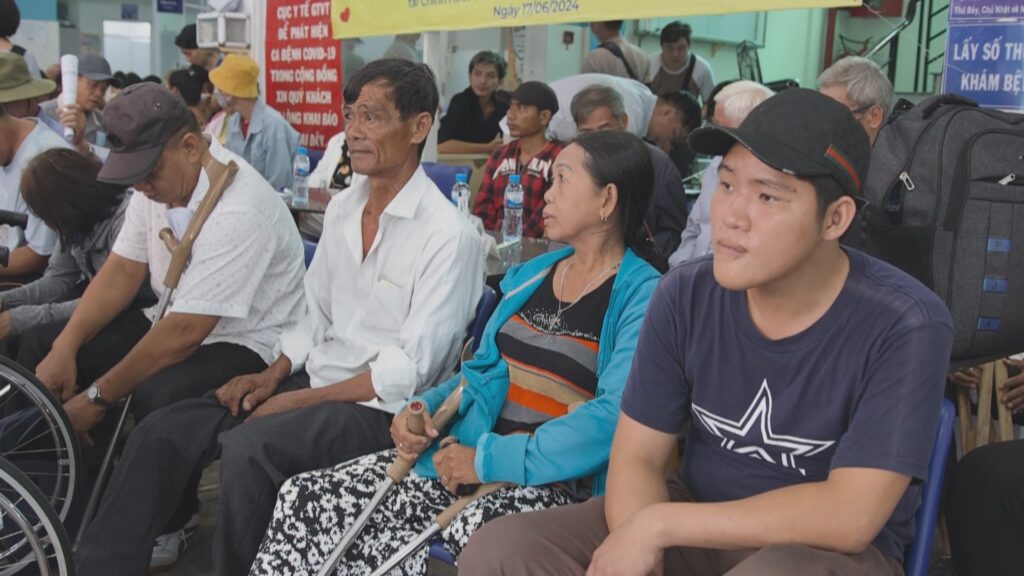 Trao tặng chi (chân, tay) giả miễn phí cho người khuyết tật có hoàn cảnh khó khăn