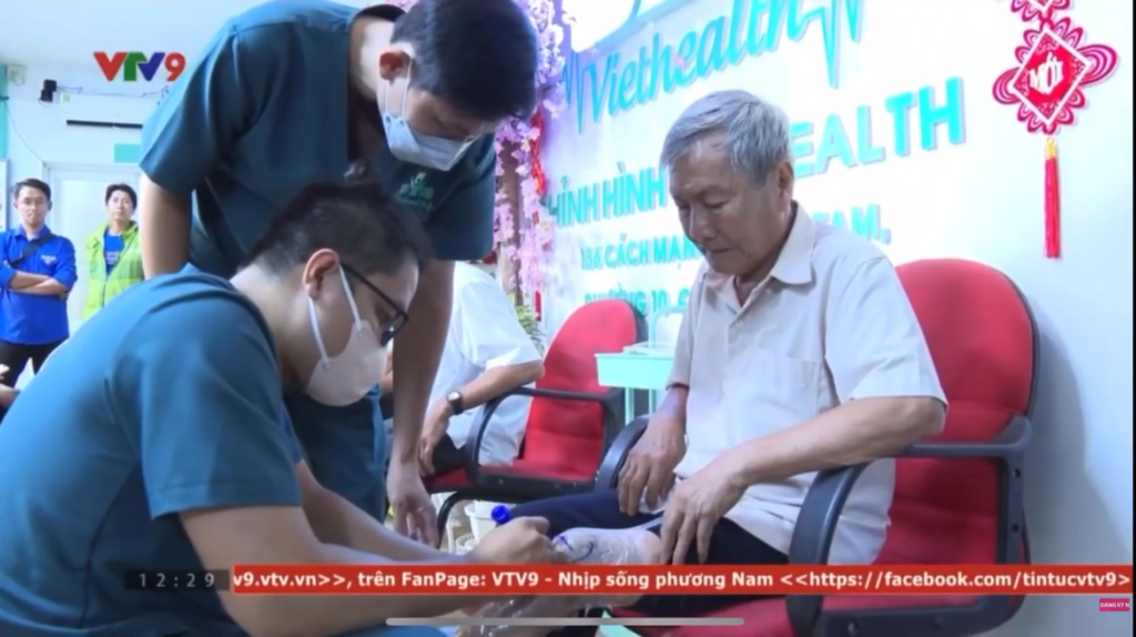 Kỹ thuật viên chỉnh hình viethealth đo đạt lấy mẫu