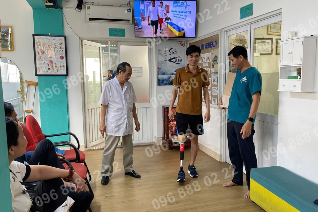 Trải nghiệm anh khách sử dụng chân giả trên gối - khớp gối thương hiệu của nga