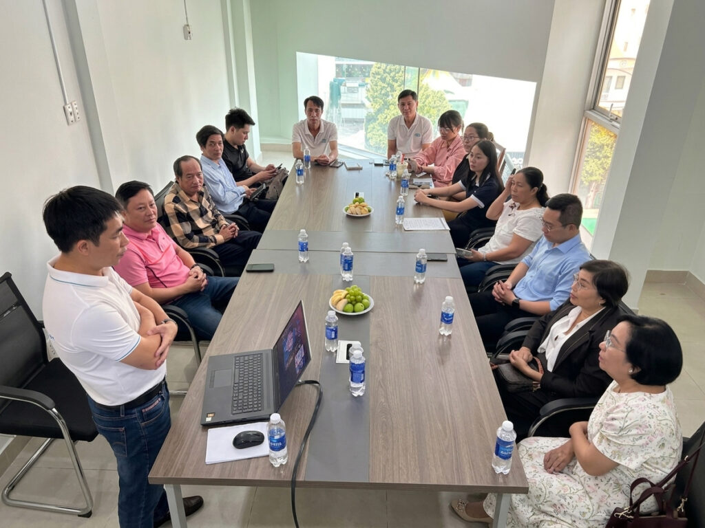 đội ngũ tham dự hội thảo tại phòng họp Viethealth